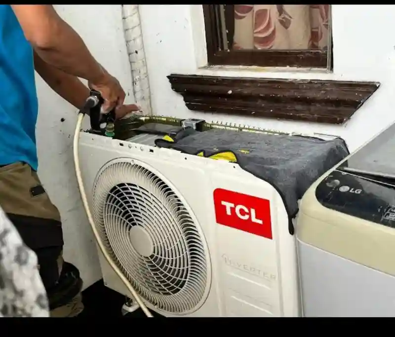 Professional AC technician providing emergency AC repair near me in Dubai for a residential villa.